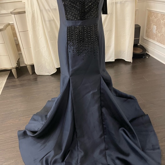 New evening gown with the sequins on the front, made by David Meister. Size 16. - Picture 2 of 11